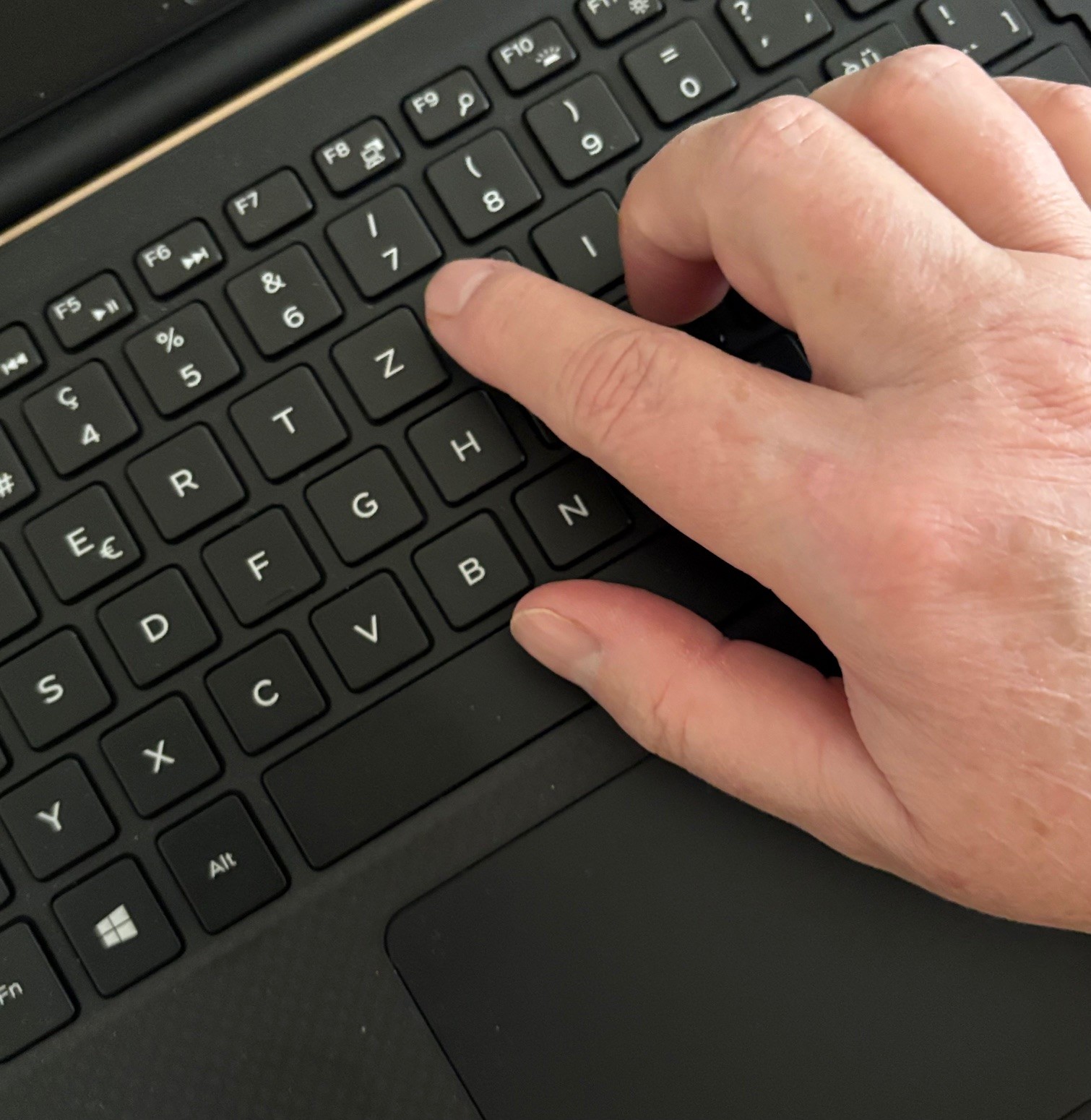 Hand auf einer Tastatur